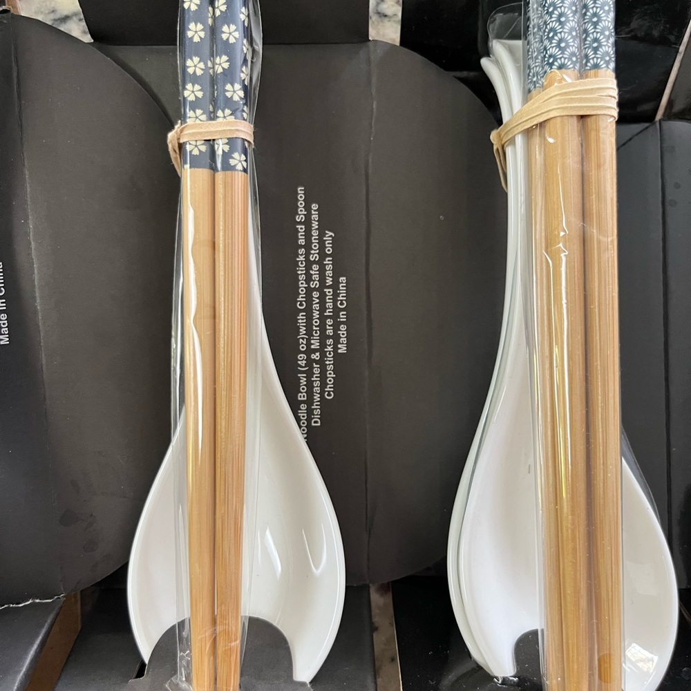 7 Elegant Blue and White Chopstick and Pho Spoon Sets - Picture 5 of 7
